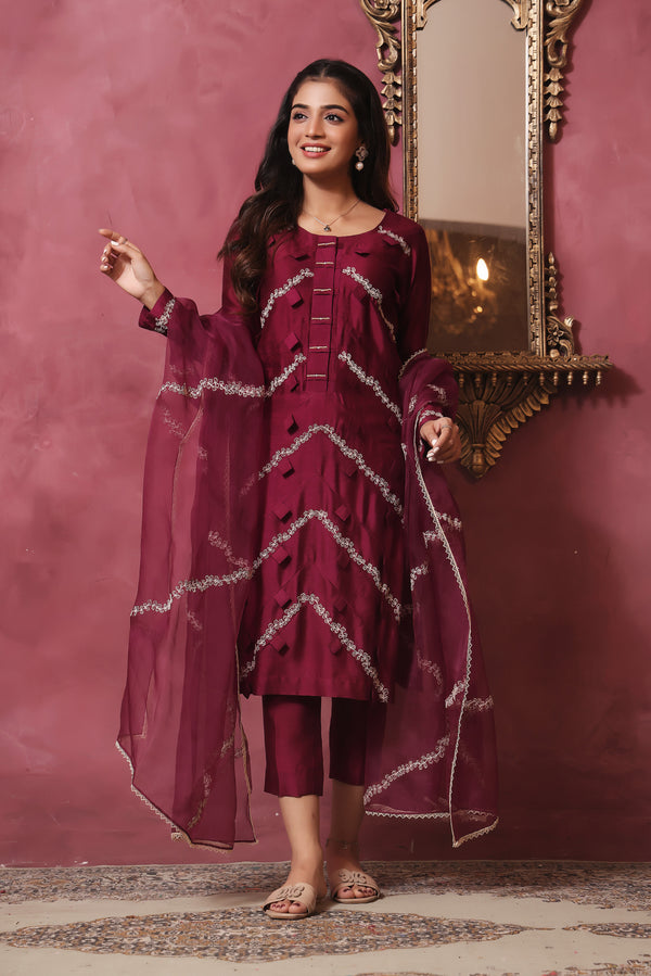  Crafted from pure sheesha silk, this milange outfit features pleated stitching, minimal embroidery, and exquisite pearl and bead work on the back.