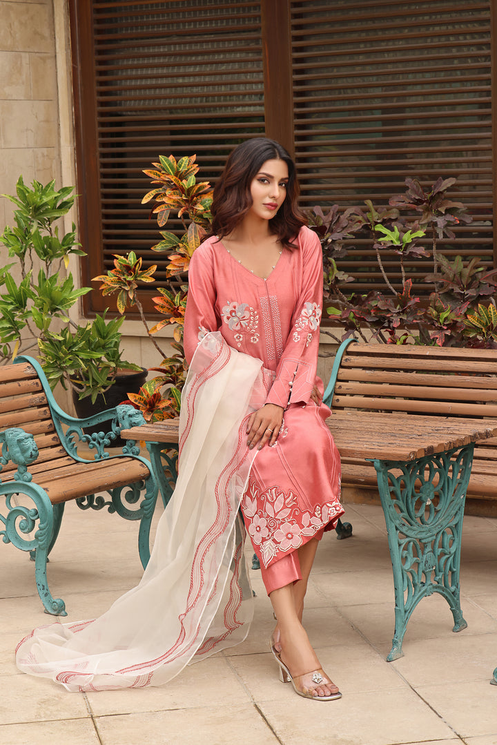 Discover the enchanting allure of ‘𝐌𝐲𝐬𝐭𝐢𝐪𝐮𝐞’ — crafted from coral pure sheesha silk, this masterpiece features a pleated front adorned with exquisite brands.
