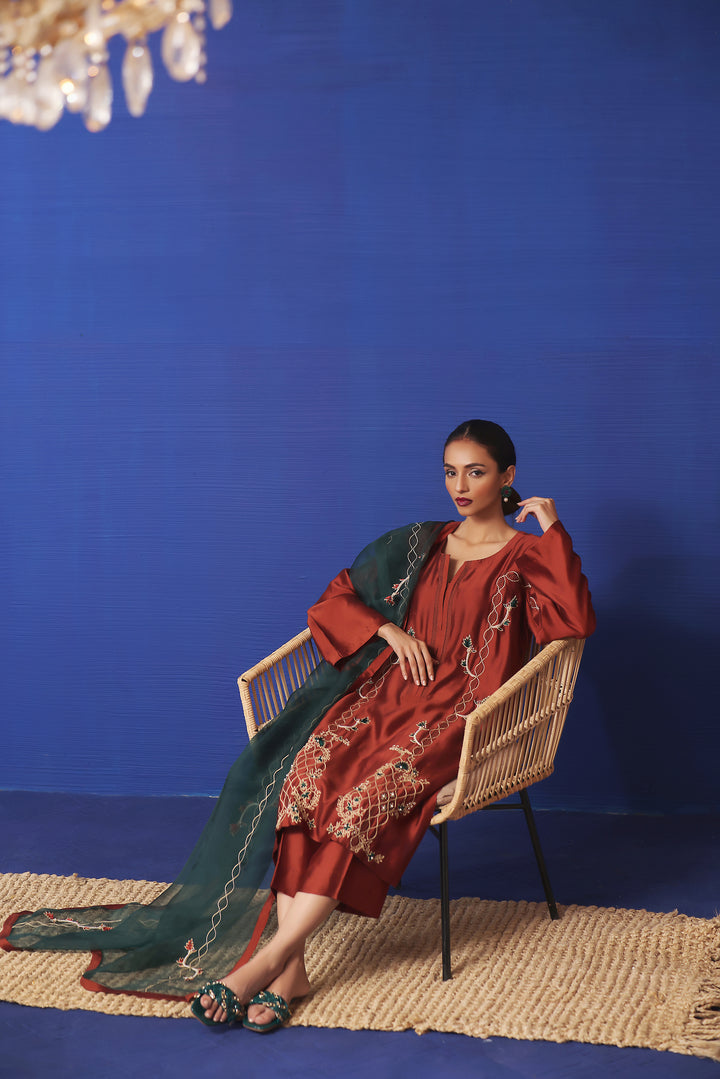  Explore Mona Imran's Naya Collection: The perfect summer fashion with embossed lawn, cotton net, applique work, and resham embroidery.