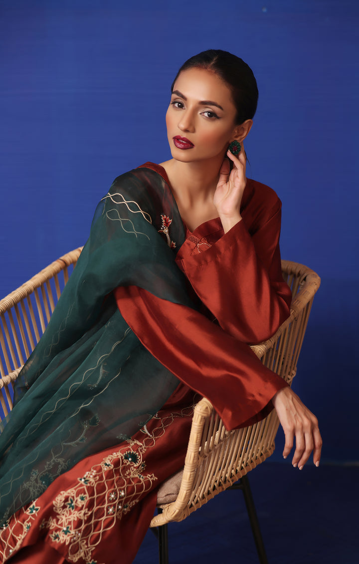  Explore Mona Imran's Naya Collection: The perfect summer fashion with embossed lawn, cotton net, applique work, and resham embroidery.