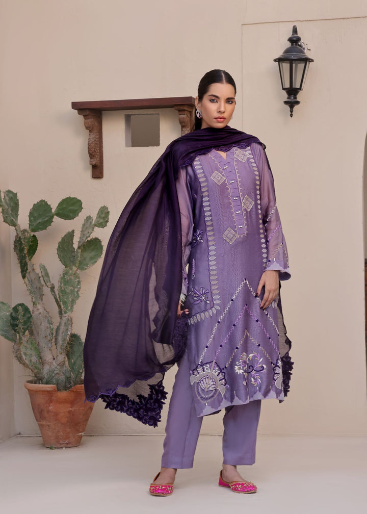  Experience the exquisite craftsmanship of Mona Imran's Mehak, a straight shirt made from pure khaadi net with intricate Kashmiri embroidery.