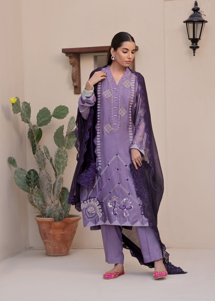  Experience the exquisite craftsmanship of Mona Imran's Mehak, a straight shirt made from pure khaadi net with intricate Kashmiri embroidery.