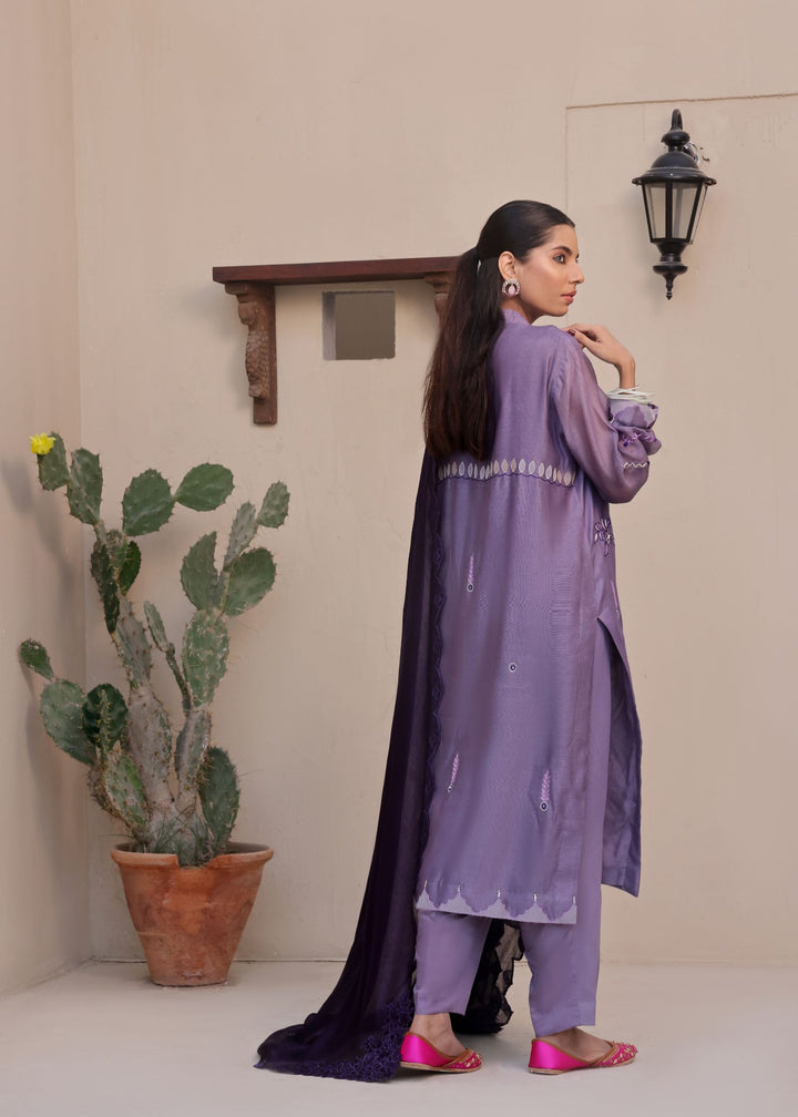  Experience the exquisite craftsmanship of Mona Imran's Mehak, a straight shirt made from pure khaadi net with intricate Kashmiri embroidery.