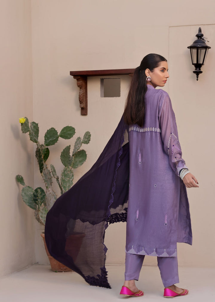  Experience the exquisite craftsmanship of Mona Imran's Mehak, a straight shirt made from pure khaadi net with intricate Kashmiri embroidery.