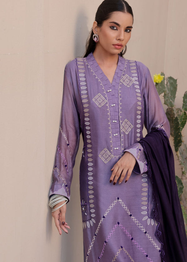  Experience the exquisite craftsmanship of Mona Imran's Mehak, a straight shirt made from pure khaadi net with intricate Kashmiri embroidery.