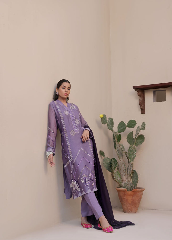  Experience the exquisite craftsmanship of Mona Imran's Mehak, a straight shirt made from pure khaadi net with intricate Kashmiri embroidery.