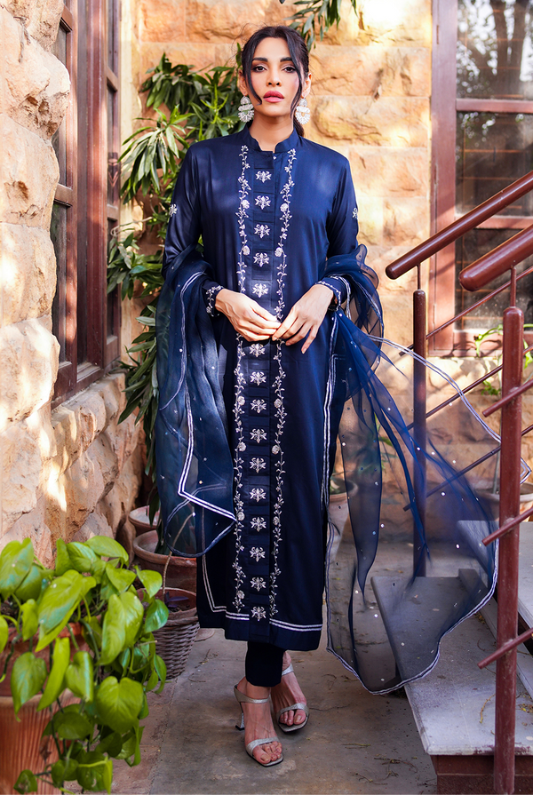 Zhalay Sarhadi  In Ayzel